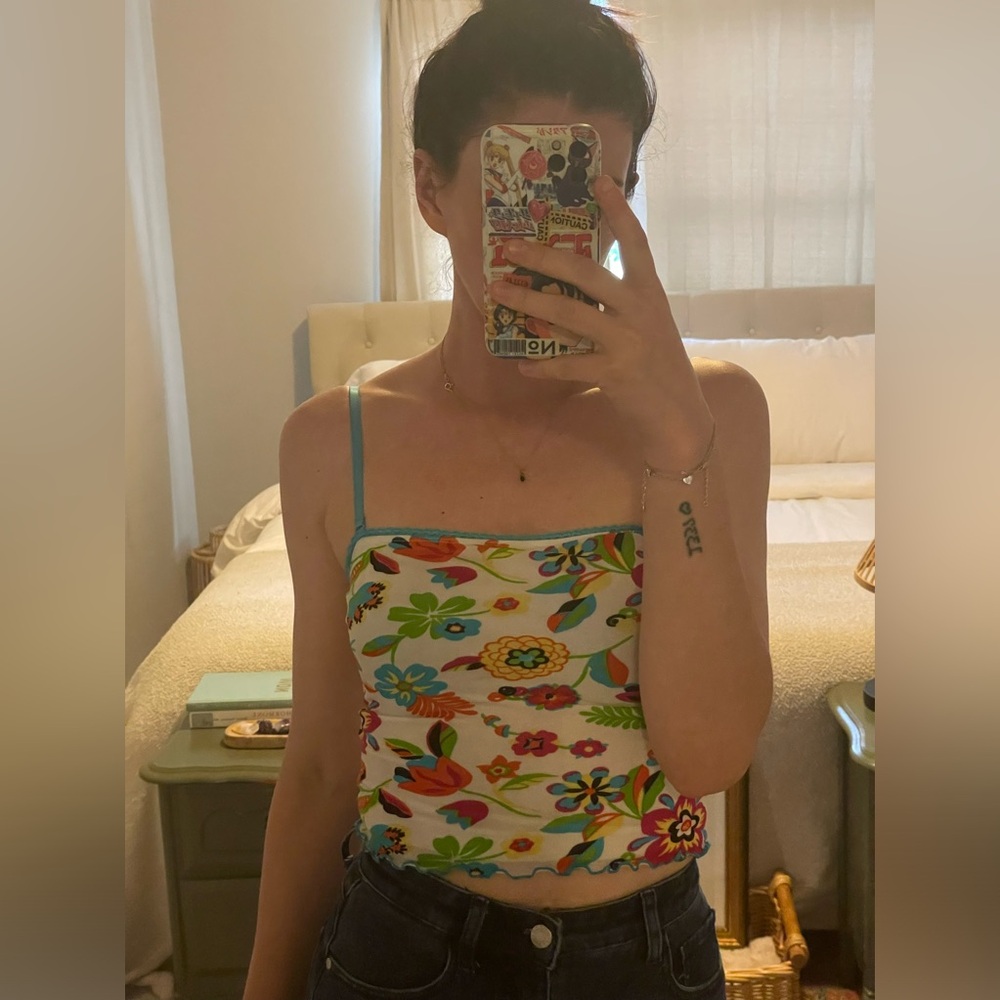 GUESS Y2K Tank Top 🍋 Lace Detail and removal straps 🩵 Size S